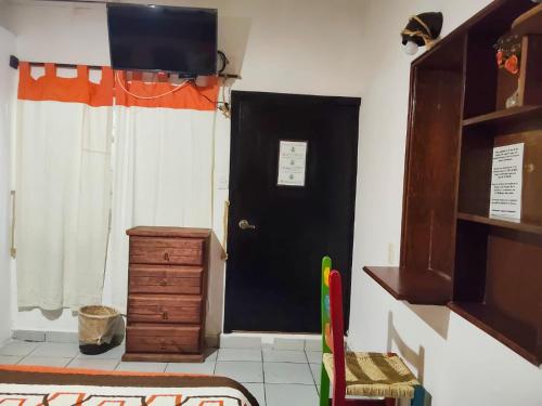 a room with a black door and a wooden cabinet at Hotel Kali Huasteca in Ciudad Valles