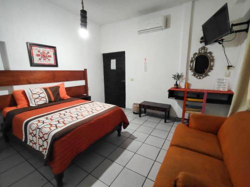 a bedroom with a bed and a couch at Hotel Kali Huasteca in Ciudad Valles