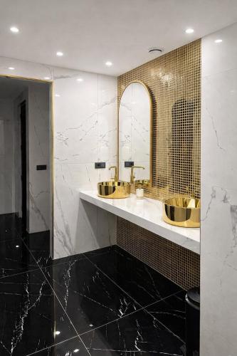 a bathroom with two sinks and a mirror at Family Apartment with pool Eden Valley in Alanya