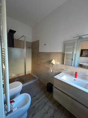 a bathroom with a tub and a toilet and a sink at Stayinbologna 3 in Bologna