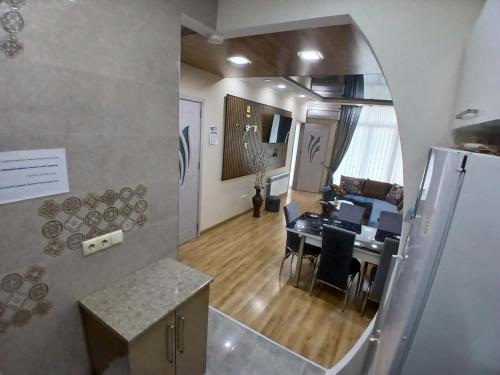 una stanza con cucina e sala da pranzo di МАТЕ Apartment a Batumi