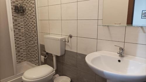a bathroom with a toilet and a sink at Palazzo montagna in Grotte