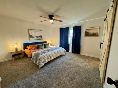 a bedroom with a bed and a ceiling fan at 5 Star Stay Large Remodeled Modern 4BR Near UNT and TWU Sleeps 10 in Denton