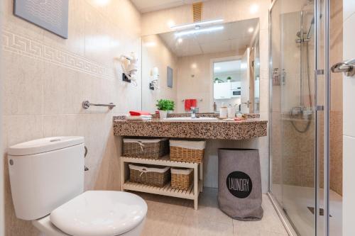 a bathroom with a toilet and a sink and a shower at Terraza con encanto Parking Piscina Portaventura in Salou