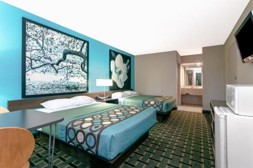 En eller flere senge i et værelse på Super 8 by Wyndham Brunswick/South