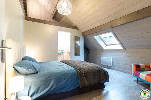 a bedroom with a bed and a skylight at Villa CASA COSY - Moderne - Climatisation - 3 chambres - 3 salles de bain in Saint-Mamet