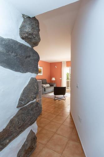 a living room with a rock wall at Villa Nestor in Ingenio