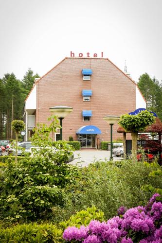 a building with a sign on top of it at Hotel Frans op den Bult in Deurningen