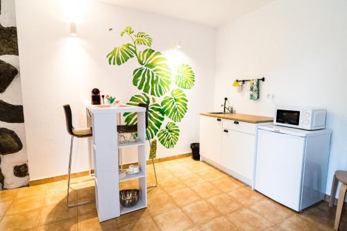 a kitchen with a table and a microwave at Villa Nestor in Ingenio