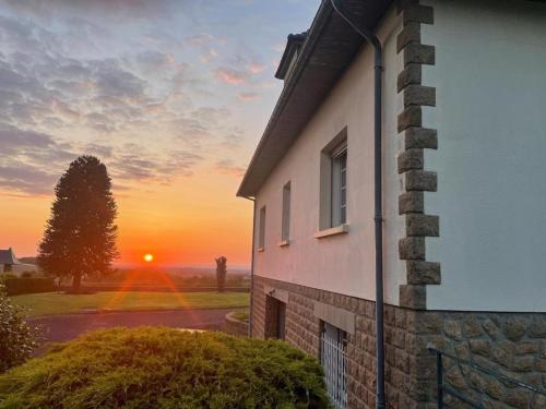 Spacious Two-Bedroom Guest Suite in Large Village Home