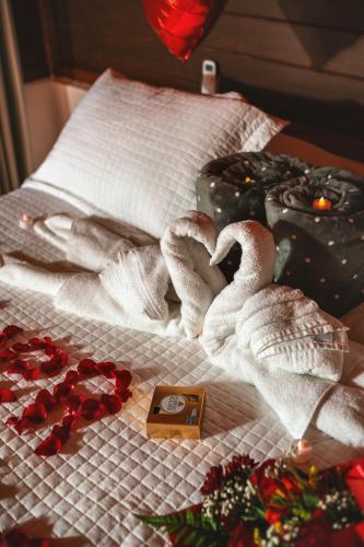 two swans laying on a bed with christmas decorations at Resort Pedra do Sonho in Janaúba