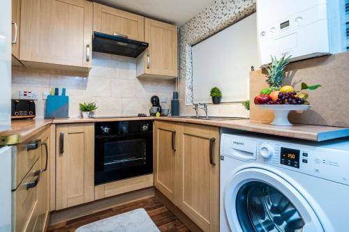 a kitchen with a washing machine and a dishwasher at 2 Bedroom 5 Single Beds WiFi in Northampton