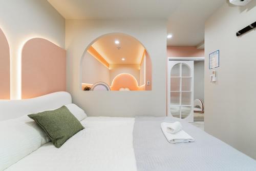 B1 Shibuya, 4 bedrooms and 1 living room 2 bathrooms 2 toilets, 7 mins to ST Max 8P 渋谷全新装修 四室一厅 交通中心 车站7分钟 最大8人 直达新宿 涉谷 表参道 品川 池袋 上野 代代木 银座 原宿