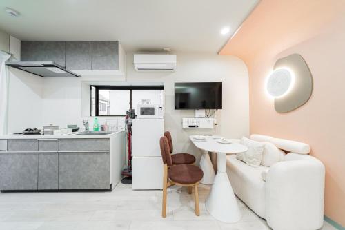 B1 Shibuya, 4 bedrooms and 1 living room 2 bathrooms 2 toilets, 7 mins to ST Max 8P 渋谷全新装修 四室一厅 交通中心 车站7分钟 最大8人 直达新宿 涉谷 表参道 品川 池袋 上野 代代木 银座 原宿