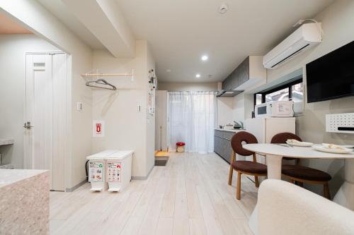 B1 Shibuya, 4 bedrooms and 1 living room 2 bathrooms 2 toilets, 7 mins to ST Max 8P 渋谷全新装修 四室一厅 交通中心 车站7分钟 最大8人 直达新宿 涉谷 表参道 品川 池袋 上野 代代木 银座 原宿