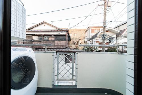 B1 Shibuya, 4 bedrooms and 1 living room 2 bathrooms 2 toilets, 7 mins to ST Max 8P 渋谷全新装修 四室一厅 交通中心 车站7分钟 最大8人 直达新宿 涉谷 表参道 品川 池袋 上野 代代木 银座 原宿