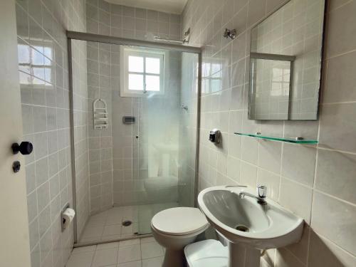 a bathroom with a sink and a toilet and a shower at Studio VI até 7 pessoas em Juquehy in São Sebastião