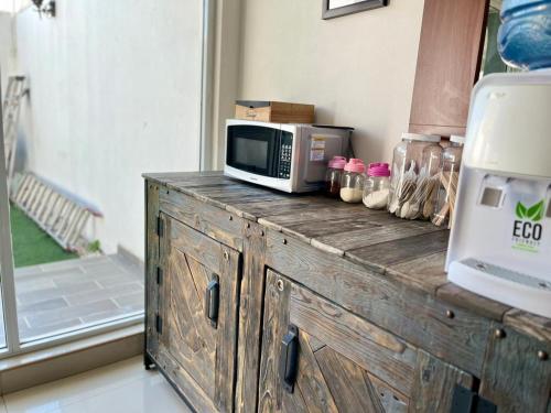 a microwave sitting on top of a counter in a kitchen at 8 VENATOR House Boutique in León