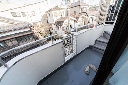 C1 Shibuya, 2 bedrooms and 1 living room 2 bathrooms 2 toilets, 7 mins to ST Max 6P 渋谷全新装修 两室一厅 交通中心 车站7分钟 最大6人 直达新宿 涉谷 表参道 品川 池袋 上野 代代木 银座 原宿