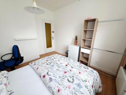 a bedroom with a bed and a book shelf at Chambre 1 in Toulouse