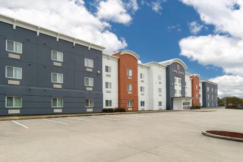 a row of buildings in a parking lot at Candlewood Suites Gonzales - Baton Rouge Area by IHG in Gonzales