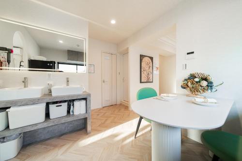 C1 Shibuya, 2 bedrooms and 1 living room 2 bathrooms 2 toilets, 7 mins to ST Max 6P 渋谷全新装修 两室一厅 交通中心 车站7分钟 最大6人 直达新宿 涉谷 表参道 品川 池袋 上野 代代木 银座 原宿