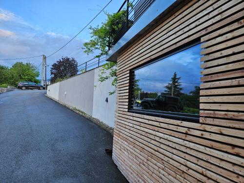 il riflesso di un camion nella finestra di un edificio di Scandic tiny a Saint-Julien-en-Genevois