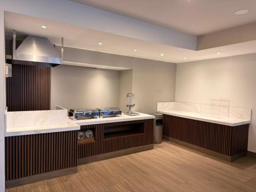 Una cocina grande con encimeras blancas y una estufa. en Victoria Inn, en Ciudad Victoria