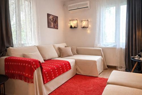Cosy House With Garden Glyfada