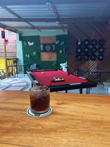 Drinks på Yellow Belly Backpackers