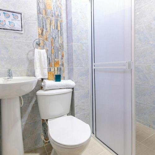 a bathroom with a toilet and a shower at Apartaestudios Galanni in Valledupar