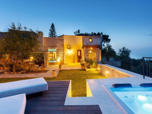 Holiday Home Ali Vafi's Villa - Beheizter Jacuzzi und Innenpool by Interhome