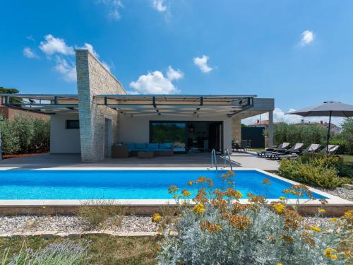 Holiday Home Wunderschönes Ferienhaus in Bužinija mit Pool by Interhome