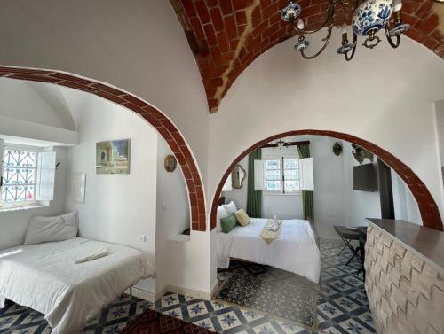 a bedroom with a bed and a table in a room at Guesthouse DarHamdoun in Ḩammām al Ghazzāz