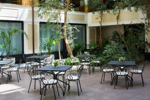 a group of tables and chairs in a courtyard at Starhotels Du Parc in Parma