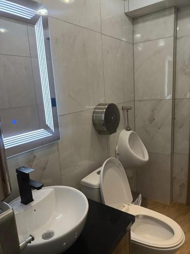 a bathroom with a toilet and a sink at CRIMIg in Huamboya