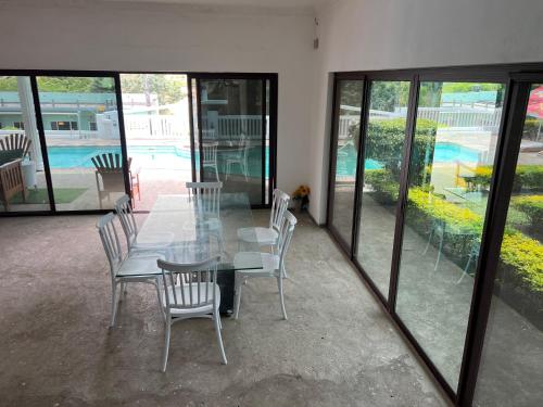 Bilene Stop tesisinde veya buraya yakın yüzme havuzu