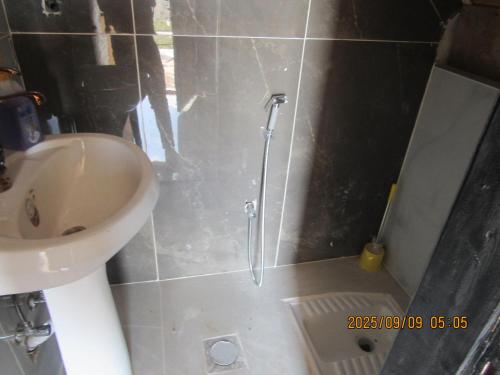 a bathroom with a shower and a sink at اكواخ الملول عجلون 2 in Ajloun