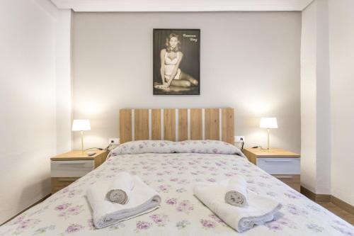 a bedroom with a bed with two towels on it at Casa Abilio Rodenas in Alborea