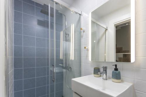 a bathroom with a sink and a shower with a mirror at Casa Abilio Rodenas in Alborea