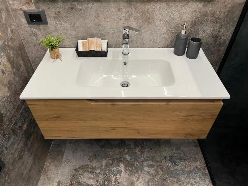 a white sink in a bathroom with a counter at Villa Uma con Idromassaggio e Parcheggio Privato in Sannicandro Garganico