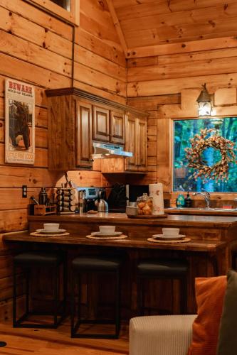 Little Pine Lodge a Smokies Hideaway - 1 mi to GSMNP - King Suite & Loft, Fireplace, Hot Tub & BEARS! photo 35