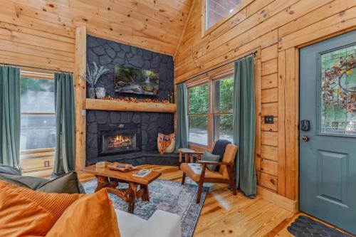Little Pine Lodge a Smokies Hideaway - 1 mi to GSMNP - King Suite & Loft, Fireplace, Hot Tub & BEARS! photo 34