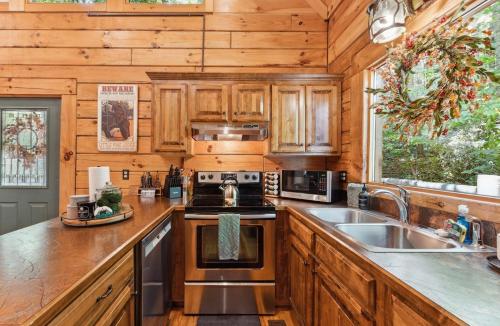 Little Pine Lodge a Smokies Hideaway - 1 mi to GSMNP - King Suite & Loft, Fireplace, Hot Tub & BEARS! photo 39