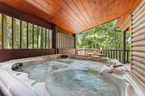 Little Pine Lodge a Smokies Hideaway - 1 mi to GSMNP - King Suite & Loft, Fireplace, Hot Tub & BEARS! photo 18