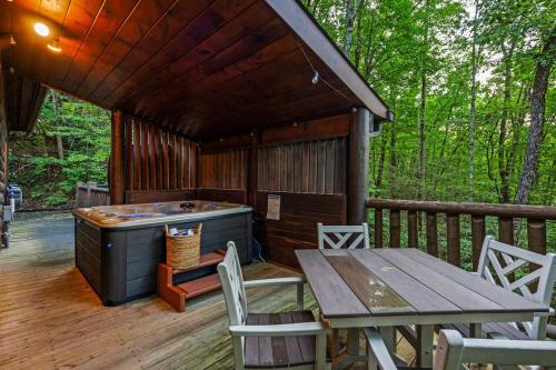 Little Pine Lodge a Smokies Hideaway - 1 mi to GSMNP - King Suite & Loft, Fireplace, Hot Tub & BEARS! photo 17