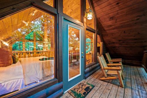 Little Pine Lodge a Smokies Hideaway - 1 mi to GSMNP - King Suite & Loft, Fireplace, Hot Tub & BEARS! photo 16