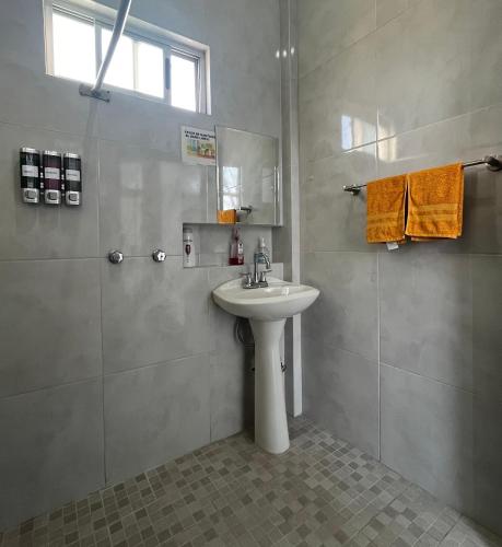 a white bathroom with a sink and a shower at Tutis Home Domo-Estadio BBVA-ArenaMty Apart2dopiso in Monterrey