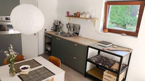 Cozy wabi-sabi retreat w bikes by the river