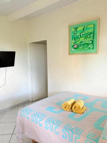 a bedroom with two towels on a bed at Bungalow Pamatai Sky in Faaa